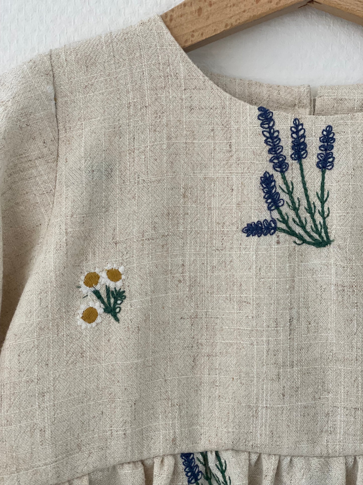 Kjole med broderi - str. 98