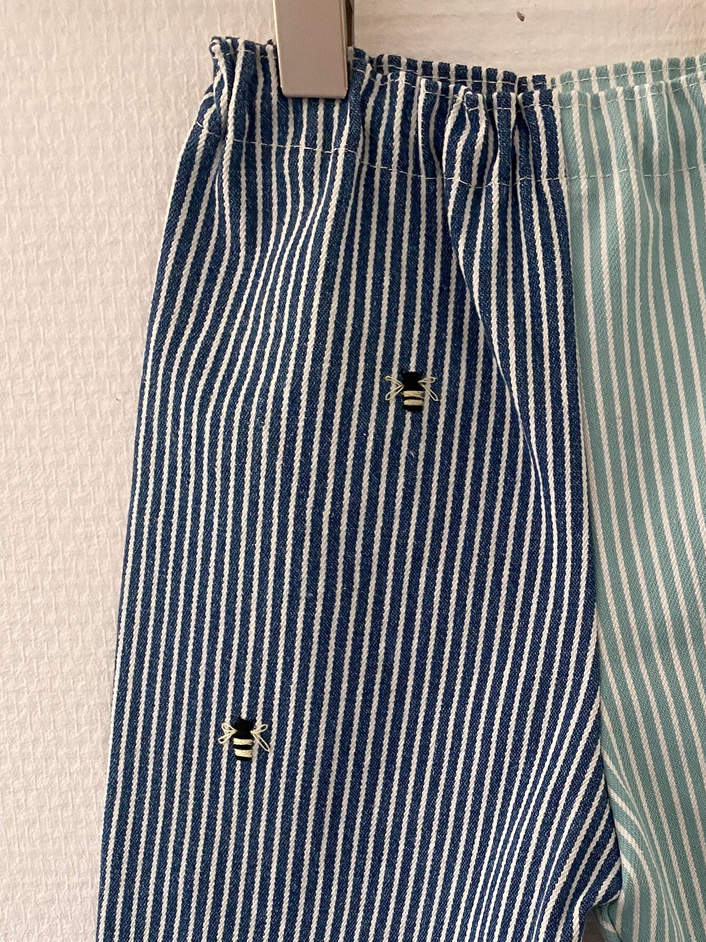 Stribede bukser med bier