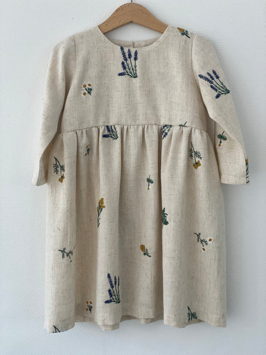 Kjole med broderi - str. 98