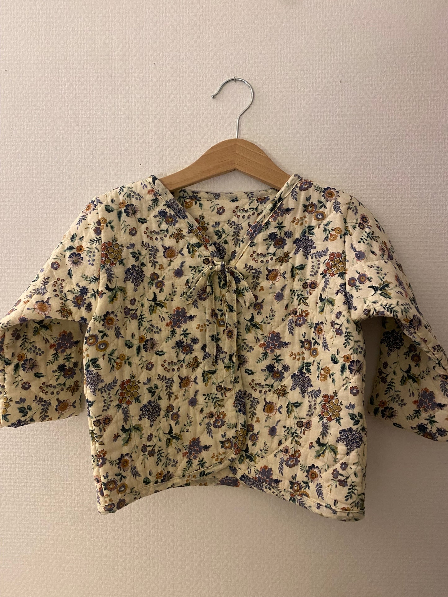 Quiltet jakke med blomster - str. 86