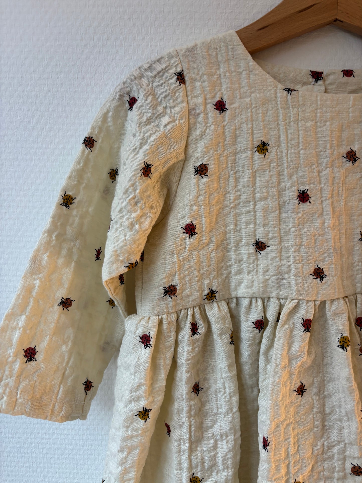 Kjole med mariehøns - str. 92 - 98