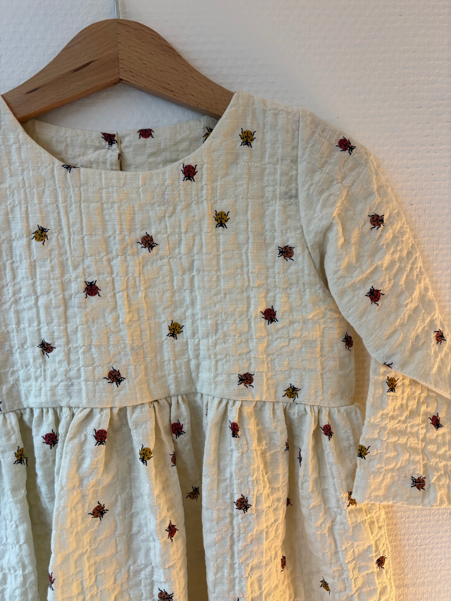 Kjole med mariehøns - str. 92 - 98