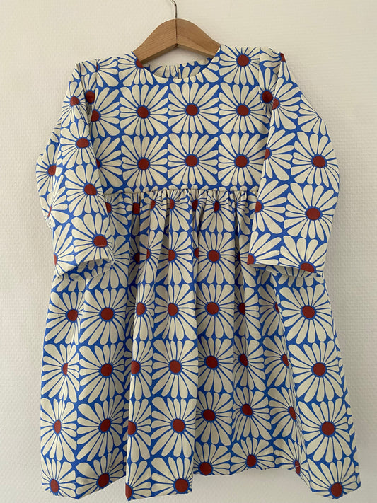 Blomstret kjole - str. 98