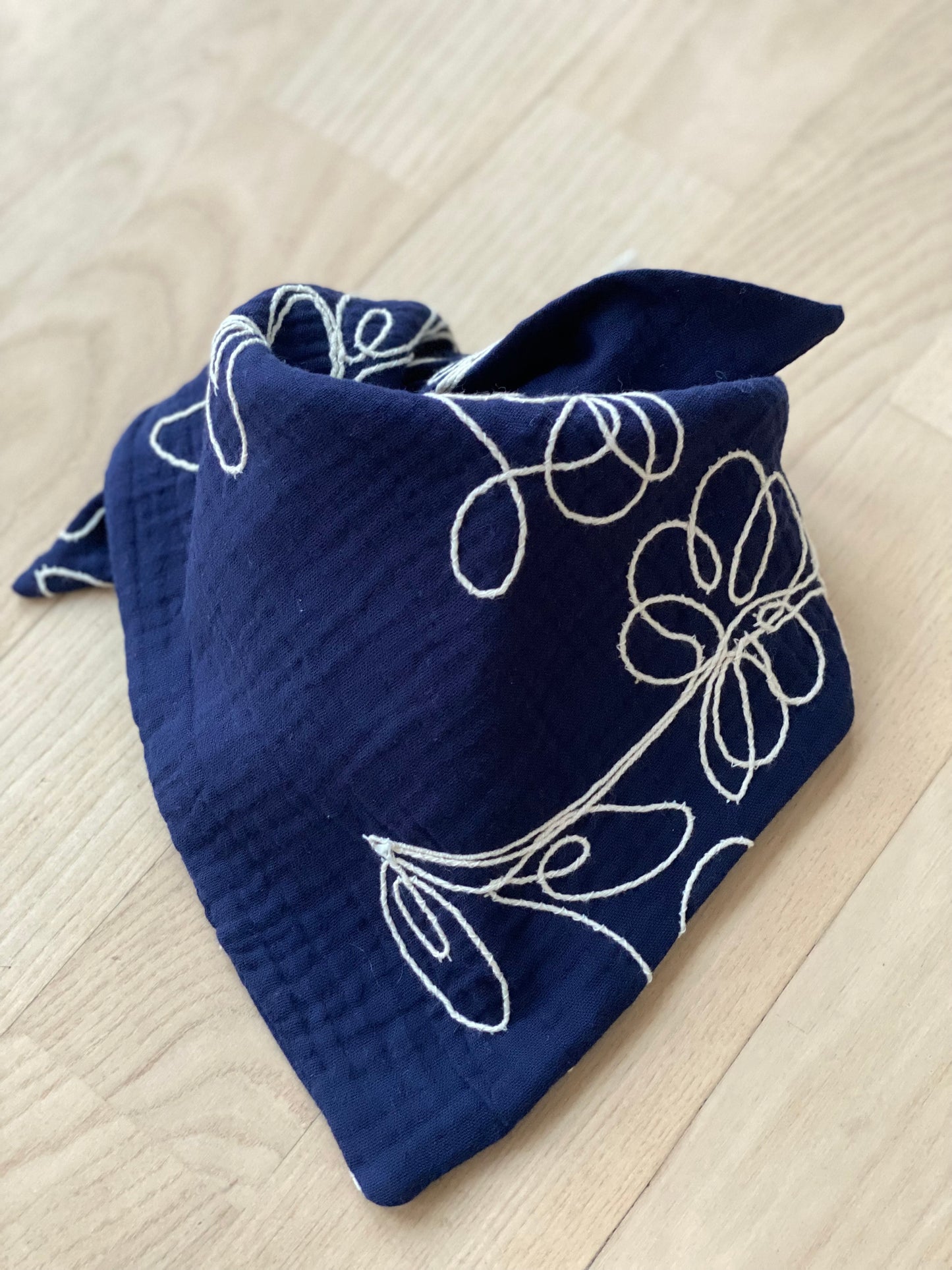 Blåmønstret tørklæde